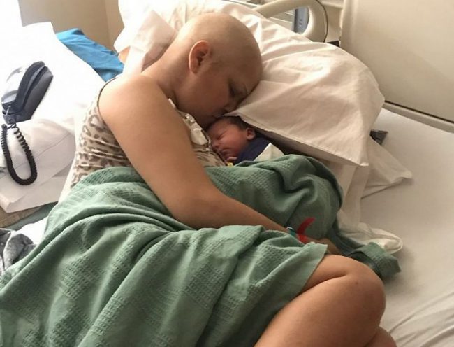 Jade bên cạnh con trai, bé Bradley khi vừa mới sinh. (Ảnh: Nydailynews)