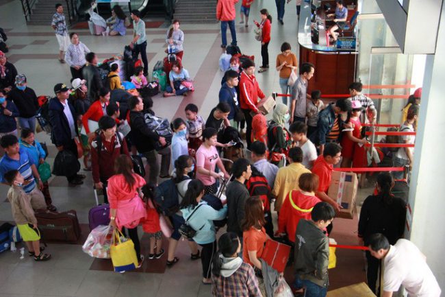 Để tránh "tiền mất tật mang", khách không nên mua vé "chợ đen" hoặc qua "cò vé" vì sẽ không hợp lệ và không được lên tàu