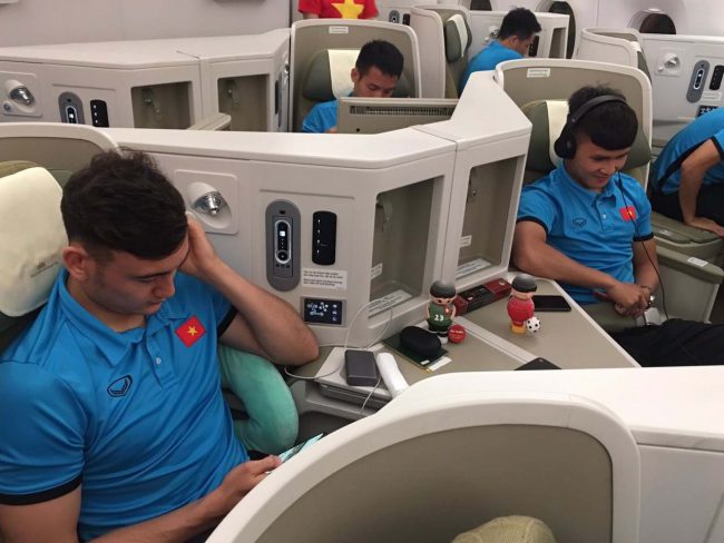 Các cầu thủ của đội tuyển bóng đá Việt Nam trên chuyến bay đặc biệt bằng tàu bay hiện đại Airbus A350-900 của Vietnam Airlines. Ảnh: VNE