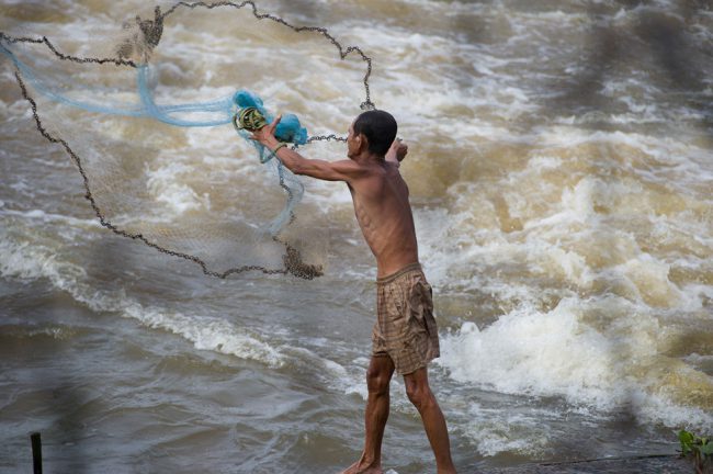 Một lão nông tất bật chài cá khu vực gần đập Trà Sư. Thông thường, cá tôm tại thời điểm xả đập là không nhiều. Khoảng 10 ngày sau, khu vực con đập này và các cánh đồng nước nơi hạ nguồn mới có nhiều tôm cá TRÀ GIANG
