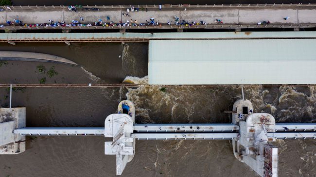 Cũng theo ông Duy, 2 đập cao su Tha La và Trà Sư đã xuống cấp, không đảm bảo an toàn khi điều kiện bất lợi nhất. Vì thế, năm 2017, Bộ NN-PTNT đã có chủ trường đầu tư xây mới 2 đập này để thay thế cho an toàn hơn với vốn đầu tư 200 tỉ đồng, dự kiến hoàn thành vào giữa năm 2021. Tuy nhiên, ông Duy cho biết sẽ đẩy nhanh tiến độ để phấn đấu trong năm 2020 hoàn thành đưa vào sử dụng, đến nay đạt 70% khối lượng công trình. "Sau khi 2 cống hoàn thành sẽ vận hành chủ động tốt hơn, ngoài đảm bảo sản xuất lúa thì còn đảm bảo giao thông thủy phục vụ người dân", ông Duy nói