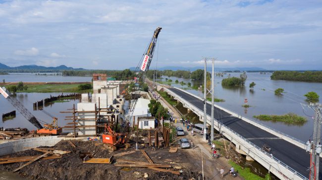 Cũng theo Sở NN-PTNT An Giang, việc xả lũ thời điểm này là đúng với mong mỏi của người dân, phù hợp với tình hình thực tế tại An Giang và một số địa phương hạ nguồn khác như Kiên Giang, Cần Thơ, Hậu Giang. Hiện tại, các đơn vị thi công đang chặn dòng để thi công 2 cống Trà Sư và Tha La (nhằm thay thế 2 đập hơi cao su Tha La và Trà Sư), nên năm nay chỉ xả 1 đập Trà Sư mà không xả đập Tha La, nhằm chủ động lấy phù sa, tháo chua rửa phèn cho vùng tứ giác Long Xuyên