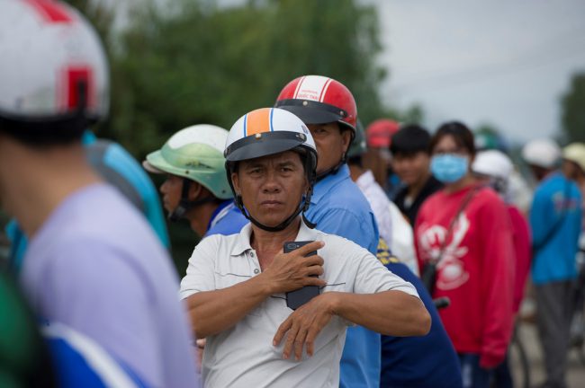 Theo ghi nhận của Thanh Niên, nhiều người dân ở cách khu vực đập Trà Sư khoảng 20 km vẫn tranh thủ đến đây để tận mắt xem ngành chức năng xả đập, nhìn khoảnh khắc những dòng nước đầu tiên từ thượng nguồn đổ về