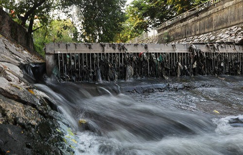 Một đoạn kênh thoát nước ùn ứ đầy rác thải. Ảnh: Ngọc Thành.