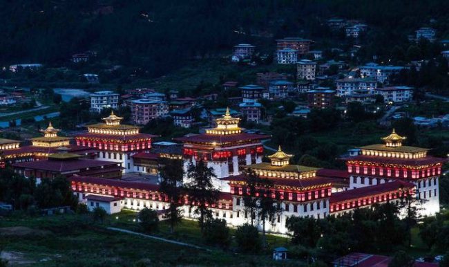 Tu viện Tashichho Dzong được mệnh danh là “pháo đài vinh quang của tôn giáo”. Đây là một trong những công trình kiến trúc ấn tượng bậc nhất Bhutan nằm ở hữu ngạn sông Wang Chhu. Nơi đây hiện đặt văn phòng thư ký, ngự phòng của vua và các văn phòng của Bộ Nội vụ và Tài chính. Ảnh: Bhutanpeacefultour.