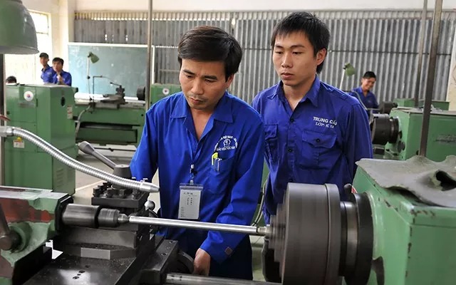 Năm 2020, tăng lương tối thiểu cho người có bằng đại học, cao đẳng