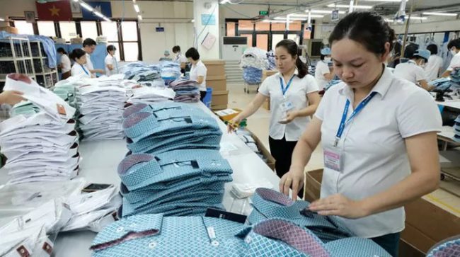 Nhiều năm nay, mỗi dịp Tết Nguyên đán, công nhân, người lao động khó khăn lại được tổ chức công đoàn tặng vé tàu, xe - Ảnh: C.Đ.LỢI