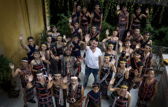 Réhahn và người Cơ Tu khi làm chương trình ở Hội An.