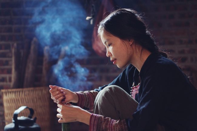 Tâm An đang nấu cơm lam cho tụi nhỏ.