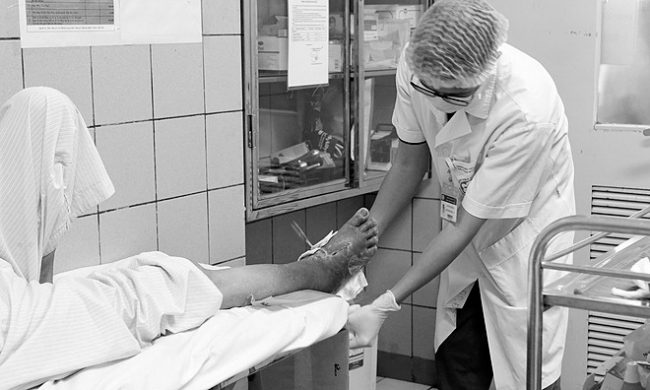 Bệnh nhân đang điều trị biến chứng đái tháo đường tại Bệnh viện Bạch Mai. Ảnh: Mai Thanh.