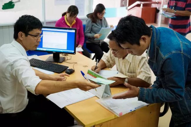 Cán bộ BHXH TP HCM trong giờ làm việc