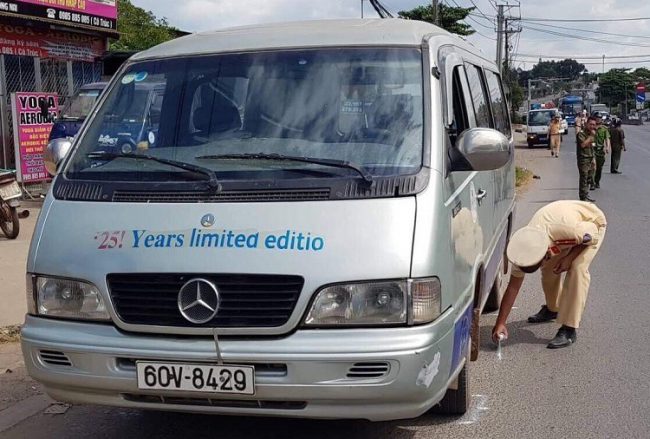 Cảnh sát đưa ôtô ra hiện trường để lập biên bản. 