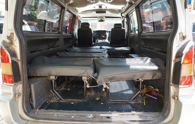 Bên trong chiếc xe làm rơi hai học sinh chiều 29/11.