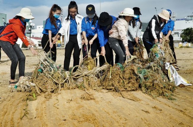 9 nữ sinh viên hợp sức kéo ngư lưới cụ bị vùi trong cát.