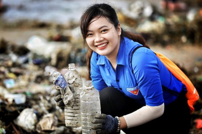 "Bãi biển khi chưa có bão rất sạch và đẹp, ngày nào tôi cũng chạy bộ. Nay biển ngập rác nên tôi đăng ký thu gom nhặt rác. Qua hoạt động này, tôi rất mong người dân sẽ ý thức hơn trong việc bảo vệ môi trường, không vứt rác bừa bãi xuống biển", Trần Diệu Na, sinh viên năm 3 Cao đẳng Y tế, nói.