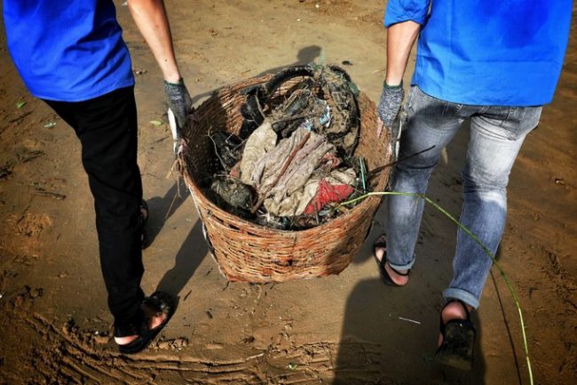 Các loại rác thải sau khi nhặt xong được các sinh viên đưa ra tập kết ngoài đường chờ xe đến đưa đi.