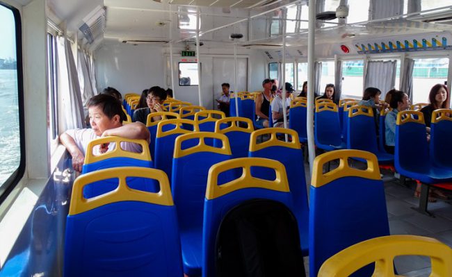 Các chuyến buýt sông thường thừa hơn nửa số ghế.