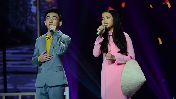 Ngô Trung Quang song ca cùng Phương Mỹ Chi ca khúc Con đường xưa em đi (sáng tác: Châu Kỳ - Hồ Đình Phương) trong đêm chung kết Thần tượng Bolero 2016. Ca khúc này cùng Cánh thiệp đầu xuân (Lê Dinh - Minh Kỳ), Rừng xưa (Lam Phương), Chuyện buồn ngày xuân (Lam Phương), Đừng gọi anh bằng chú (Diên An) từng bị đề nghị dừng lưu hành, gây ra tranh luận dữ dội - Ảnh: QUANG ĐỊNH