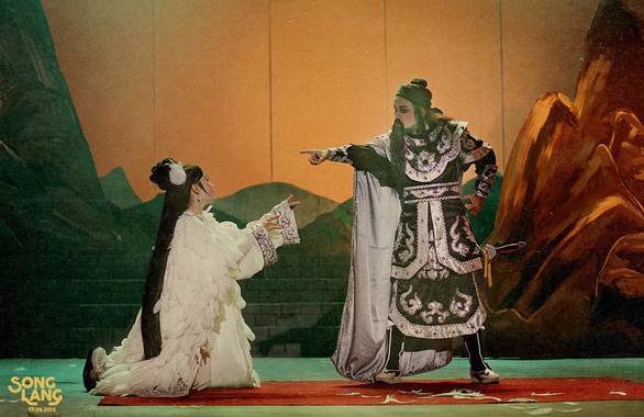 NSƯT Hữu Quốc và nghệ sĩ Tú Quyên diễn cải lương trong phim Song Lang của đạo diễn Leon Lê - Ảnh: ĐPCC