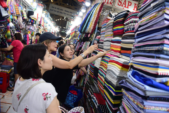 Nhiều chợ truyền thống đã trở thành điểm đến của khách du lịch tại các thành phố lớn trong cả nước - Ảnh: Q.ĐỊNH