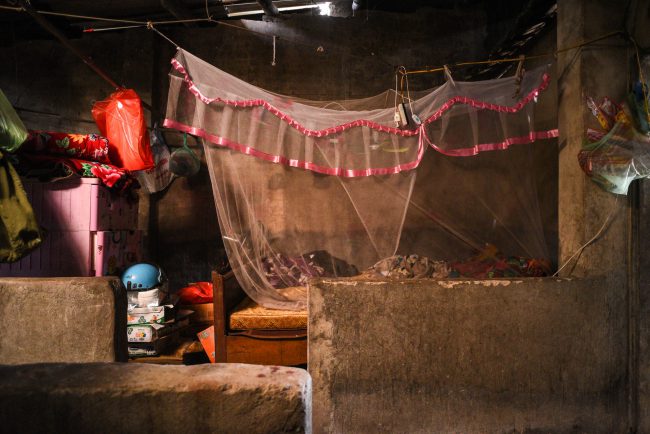 Phòng ngủ của cha con anh Thắng cũng chính là một trong những ô chuồng nuôi gia súc trước đây.