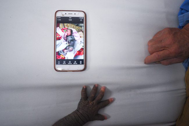 Bức ảnh của Đà lúc mới sinh được lưu giữ trong điện thoại của anh Thắng