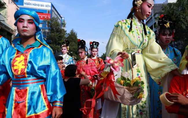 Người Việt gốc Hoa ở Chợ Lớn tham gia vào lễ hội tết Nguyên tiêu trong trang phục cổ trang Ảnh: Ngọc Dương