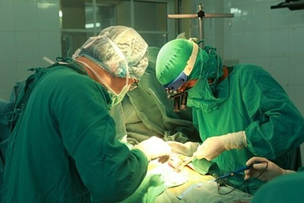 Bác sĩ phẫu thuật tim cho bệnh nhân tại Bệnh viện Tim Hà Nội. Ảnh: Thu Trang
