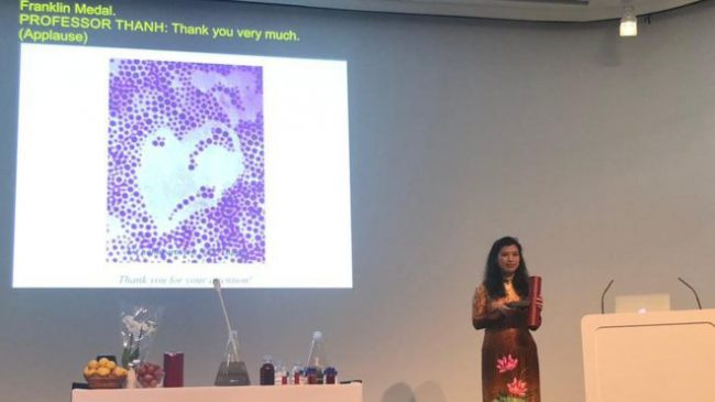 GS. Nguyễn Thị Kim Thanh, trình bày bài giảng tại trụ sở Royal Society, London, Anh.