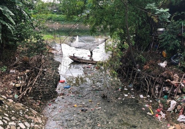 Một đoạn sông Nhuệ chảy qua xã Tả Thanh Oai, huyện Thanh Trì.