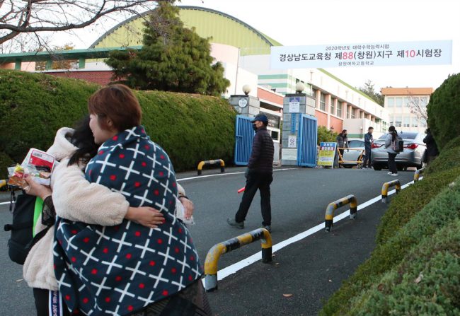 Nhiều phụ huynh đến trường thi cổ vũ, động viên tinh thần sĩ tử trước khi bước vào kỳ thi. Các giáo viên cũng có mặt ở trường từ sớm, trao cho học sinh những cái ôm, gửi đến các em lời chúc tốt đẹp. CSAT được đánh giá là một trong những kỳ thi đại học khốc liệt nhất châu Á. Theo SCMP, khoảng 2% thí sinh thi đỗ vào 3 trường đại học top đầu cả nước. Ảnh: Yonhap, Newsis.