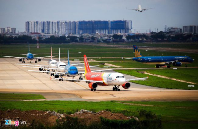 Máy bay xếp hàng chờ cất cánh tại Tân Sơn Nhất. Ảnh: Quỳnh Danh.