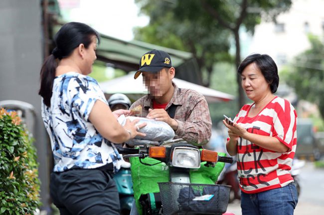 Nhiều khách hàng tại Việt Nam hiện nay thích đặt hàng qua mạng Ảnh: Ngọc Dương