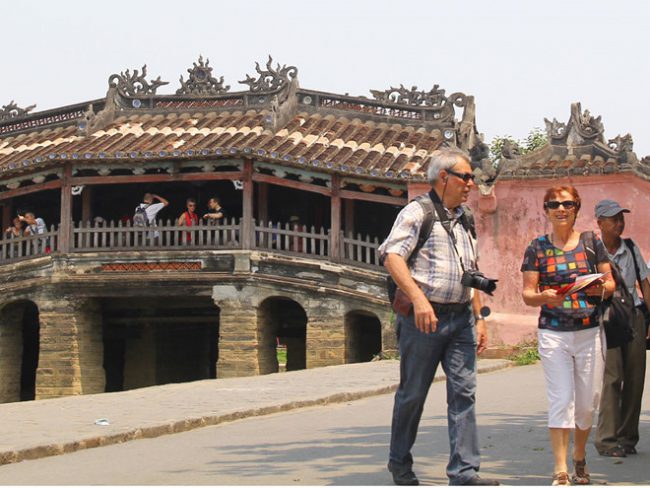 Du khách tham quan chùa Cầu Ảnh: Mạnh Cường