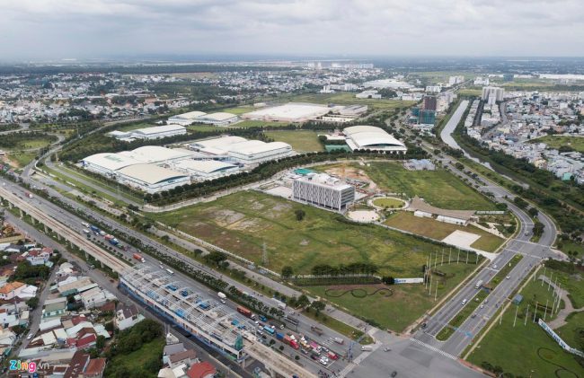 Khu Công nghệ cao TP.HCM (SHTP) nằm bên xa lộ Hà Nội, kéo dài đến đường vành đai 2 (quận 9) được khánh thành năm 2002. Năm 1998, Thủ tướng ban hành quyết định số 989/QĐ-TTg về giao nhiệm vụ chuẩn bị thành lập Khu công nghệ cao TP.HCM, trong đó xác định quy mô tổng diện tích là 800 ha. Sau 3 lần thu hồi đất, diện tích tăng lên 913 ha.