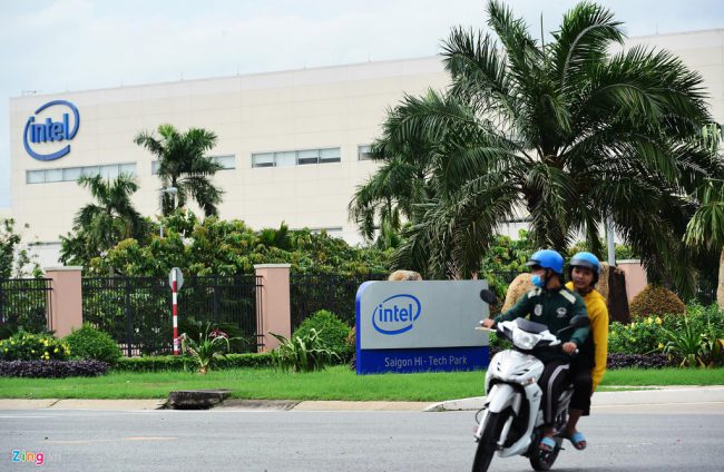 Tập đoàn Intel được TP.HCM cấp phép thành lập Intel Products Việt Nam vào năm 2006 với tổng vốn đầu tư hiện đến 1 tỷ USD. Nhà máy này đảm nhận vai trò sản xuất 80% sản lượng chip máy tính trên toàn cầu của tập đoàn.