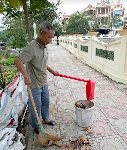 Ông Hùng ngày nào cũng đi quét sạch đường dạo ven ao.