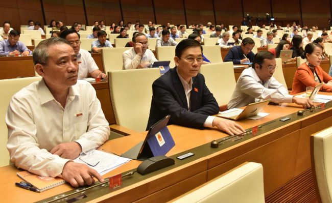 Đại biểu biểu quyết bằng hệ thống điện tử. Ảnh: Ngọc Thắng