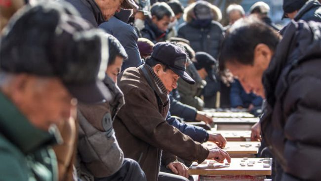 Năm 2017, cứ 100.000 người thì có 70 người Hàn Quốc ở độ tuổi 80 tự tử. Ảnh: Nikkei Asian Review.