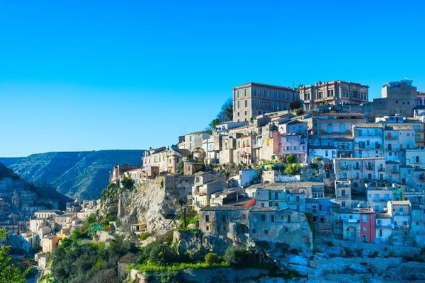 Thị trấn có hơn 100 ngôi nhà bỏ trống sẵn sàng chào đón các cư dân mới đến ở