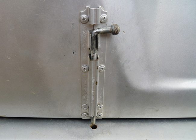 Chốt cửa sau bị hỏng, được tài xế lắp thêm chốt khóa.