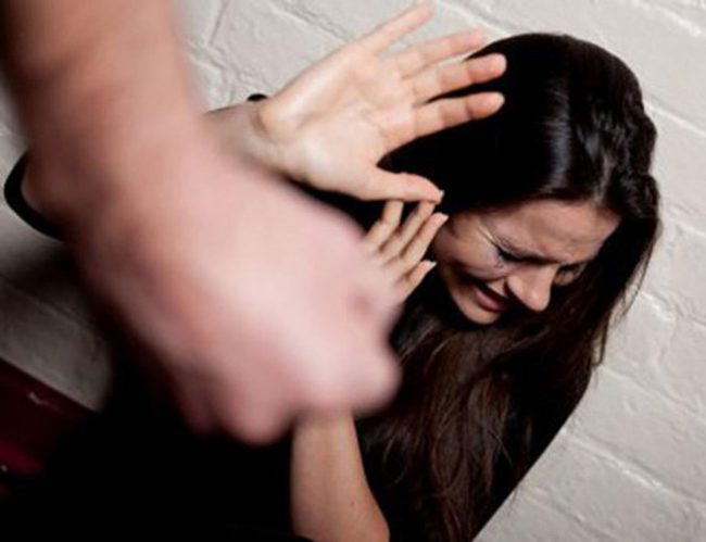 Bạo lực với phụ nữ có thể diễn ra dưới nhiều hình thức Ảnh minh họa: Shutterstock