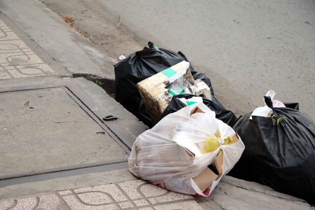 Hố gas bị vứt rác bịt kín làm nghẹt lỗ thoát nước Ảnh: Khả Hòa