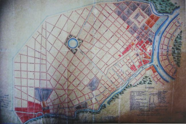 Sau khi chiếm được Sài Gòn, năm 1861, Đô đốc Charner ra nghị định lập quy hoạch thành phố cho 500.000 dân. Tháng 10/1865, quy hoạch bắt đầu được thực hiện. Bản đồ năm 1862, thể hiện ranh giới Sài Gòn lúc này, bao gồm chủ yếu nơi đã có đông dân cư với diện tích không quá 3 km (phần lớn quận 1 ngày nay). Một nghị định khác lập thành phố Chợ Lớn (nằm chủ yếu ở quận 5 ngày nay).
