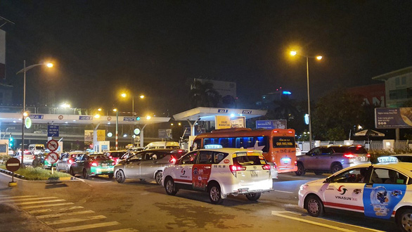 Sáng sớm, ôtô đã nối đuôi nhau đông nghẹt chờ qua trạm thu phí ở sân bay Tân Sơn Nhất - Ảnh: C.TRUNG