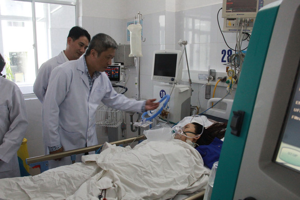 Thứ trưởng Bộ Y tế Nguyễn Trường Sơn đến thăm một sản phụ gặp sự cố y khoa nằm điều trị tại BV Đà Nẵng -