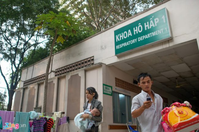 Số người đến khám về đường hô hấp tăng vọt khiến nhiều bệnh viện quá tải. Ảnh: Quỳnh Trang.