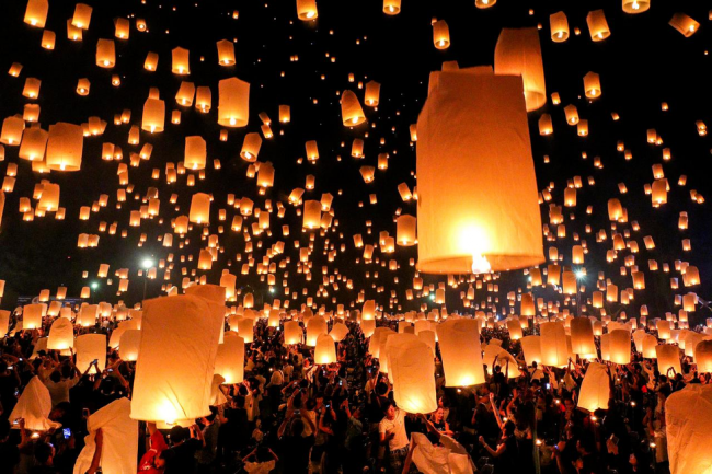 Người dân thả đèn trời trong lễ hội Loy Krathong ở Chiang Mai - Ảnh: REUTERS