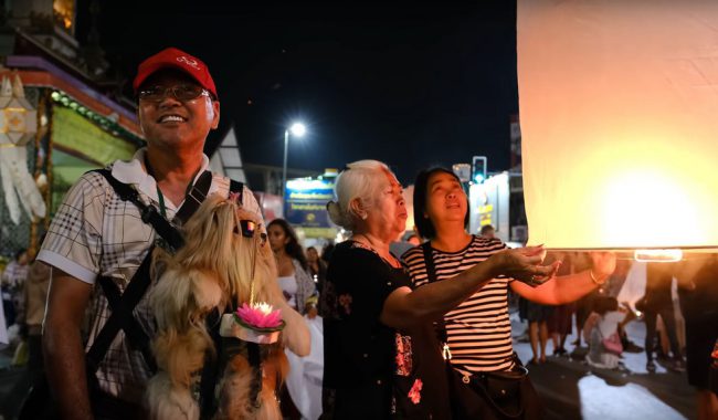 Du khách tham gia lễ hội Loy Krathong ở Chiang Mai năm 2018 - Ảnh chụp màn hình