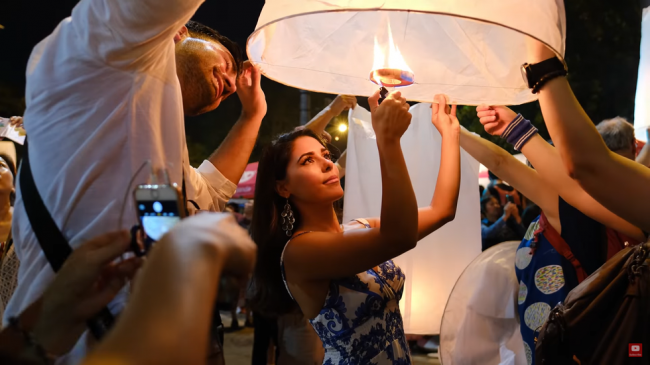 Rất nhiều du khách nước ngoài đến Chiang Mai vào dịp Loy Krathong - Ảnh chụp màn hình